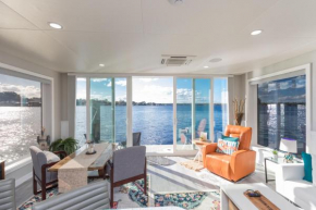 New Floating Luxury: Unique Houseboat Retreat